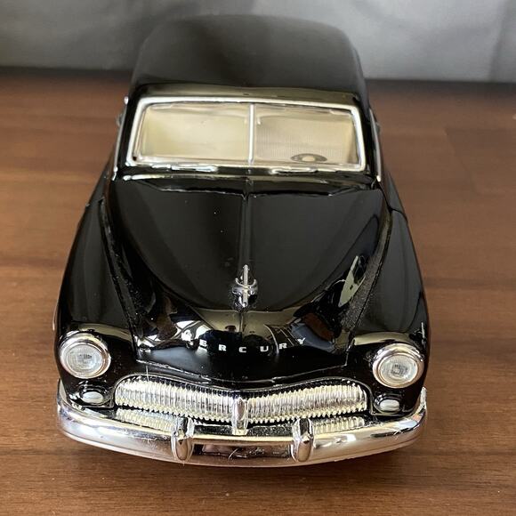 Motormax 1949 Mercury Black Diecast Model Car 1:24 Scale - Picture 2 of 11